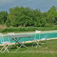 Luberon, sheepfold for rent in Lacoste with swimming pool 15 x 5 meters