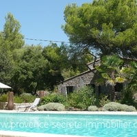 Luberon, stone villa with large swimming pool and view for rent