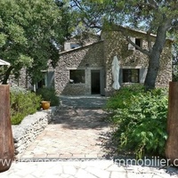 Luberon, stone villa with large swimming pool and view for rent