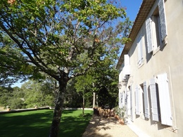  Bastide with views of the Luberon