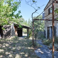 Farmhouse to restore and expand in the Luberon park in Goult