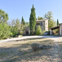 Farmhouse to restore and expand in the Luberon park in Goult
