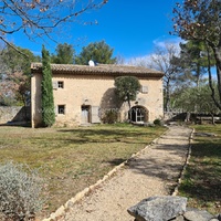 In the heart of the Luberon, sheepfold for rent with beautiful views