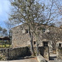 In the heart of the Luberon, sheepfold for rent with beautiful views