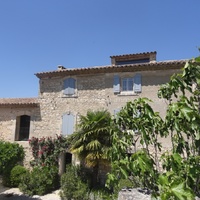 Provence, farmhouse with heated infinity pool for rent facing Luberon