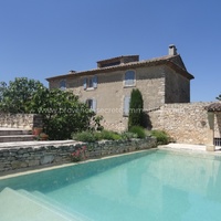 Provence, farmhouse with heated infinity pool for rent facing Luberon