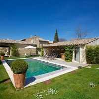 Village farmhouse with air-conditioned bedrooms for rent in the Luberon
