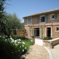 Village farmhouse with air-conditioned bedrooms for rent in the Luberon