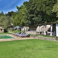 Luberon country house with 6 bedrooms in a dominating location for rent