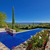 Architect villa in Gordes countryside for rent with air conditioning and heated pool.