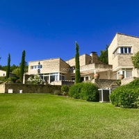 Architect-designed villa for rent in Gordes with swimming pool