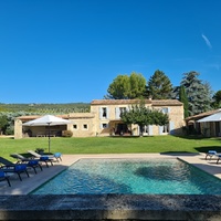 Gordes, nice house for rent for 6 people with air conditioning, heated pool and secure, tennis court