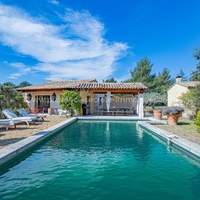 Charming house for 8 people with swimming pool close to Gordes