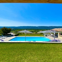 Villa with panoramic views of the Luberon, 12 people, air-conditioning