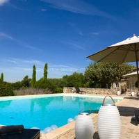 Superb holiday house for rent in Ménerbes, air conditioning, dominant view of the Luberon, heated pool