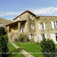 Village house in the Luberon, for 10 people, secure swimming pool. For lovers of nature walks.