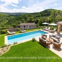 Village house in the Luberon, for 10 people, secure swimming pool. For lovers of nature walks.