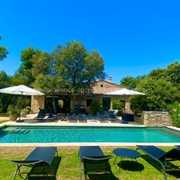 Stone villa in Gordes, spirit of Provence for 10 people, air conditioning, heated and secure swimming pool and tennis