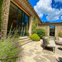 Stone villa in Gordes, spirit of Provence for 10 people, air conditioning, heated and secure swimming pool and tennis