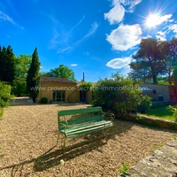 Large house for 8 people, in the heart of the Luberon with 4 bedrooms, heated and secure swimming pool