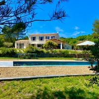 Villa in a dominant position near Gordes with heated pool 