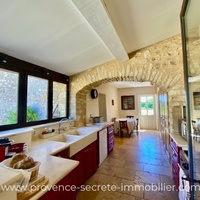 Large holidays house in Provence with heated and secured swimming pool , air conditioning and dominante view 
