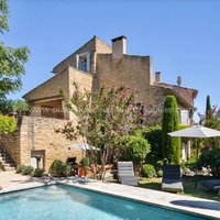 Charming village house with swimming pool in the heart of the Luberon