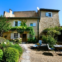 Charming village house with swimming pool in the heart of the Luberon