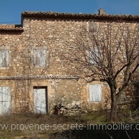 Mas to restore in the Luberon between Bonnieux and Roussillon