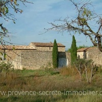 Mas to restore in the Luberon between Bonnieux and Roussillon