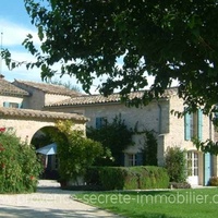Luberon vineyard for sale in Provence with pretty mas Ménerbes