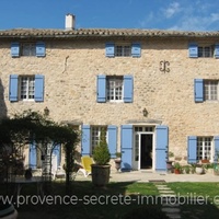 Velleron mas for sale with swimming pool in a Provencal village