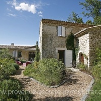 Farmhouse with pool for sale at the foot of the Luberon in Oppède