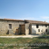 For sale agricultural property with farmhouse to restore facing Luberon