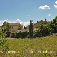 For sale agricultural property with farmhouse to restore facing Luberon