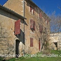 For sale, hamlet country house facing the Luberon in Gordes