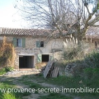 For sale in Luberon, farmhouse to restore with view and 2 beautiful plane trees