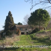 For sale in Luberon, farmhouse to restore with view and 2 beautiful plane trees