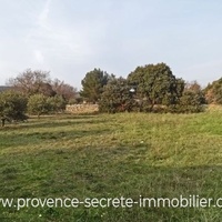 Luberon, Cabrières d'Avignon, building plot near village for sale