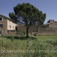Mas and outbuildings for sale in Luberon sur Roussillon