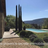 Luberon, contemporary house in stone and wood with view and swimming pool