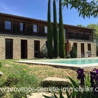 Luberon, contemporary house in stone and wood with view and swimming pool