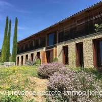 Luberon, villa in stone and wood with view and swimming pool